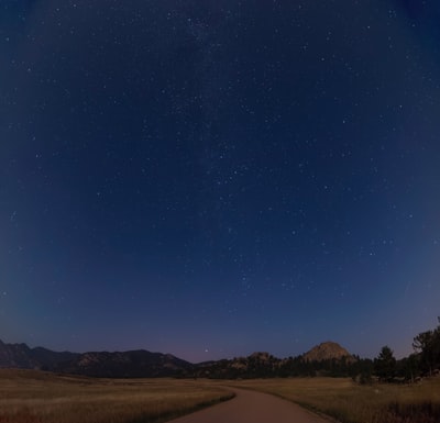 星夜下棕色的途径
